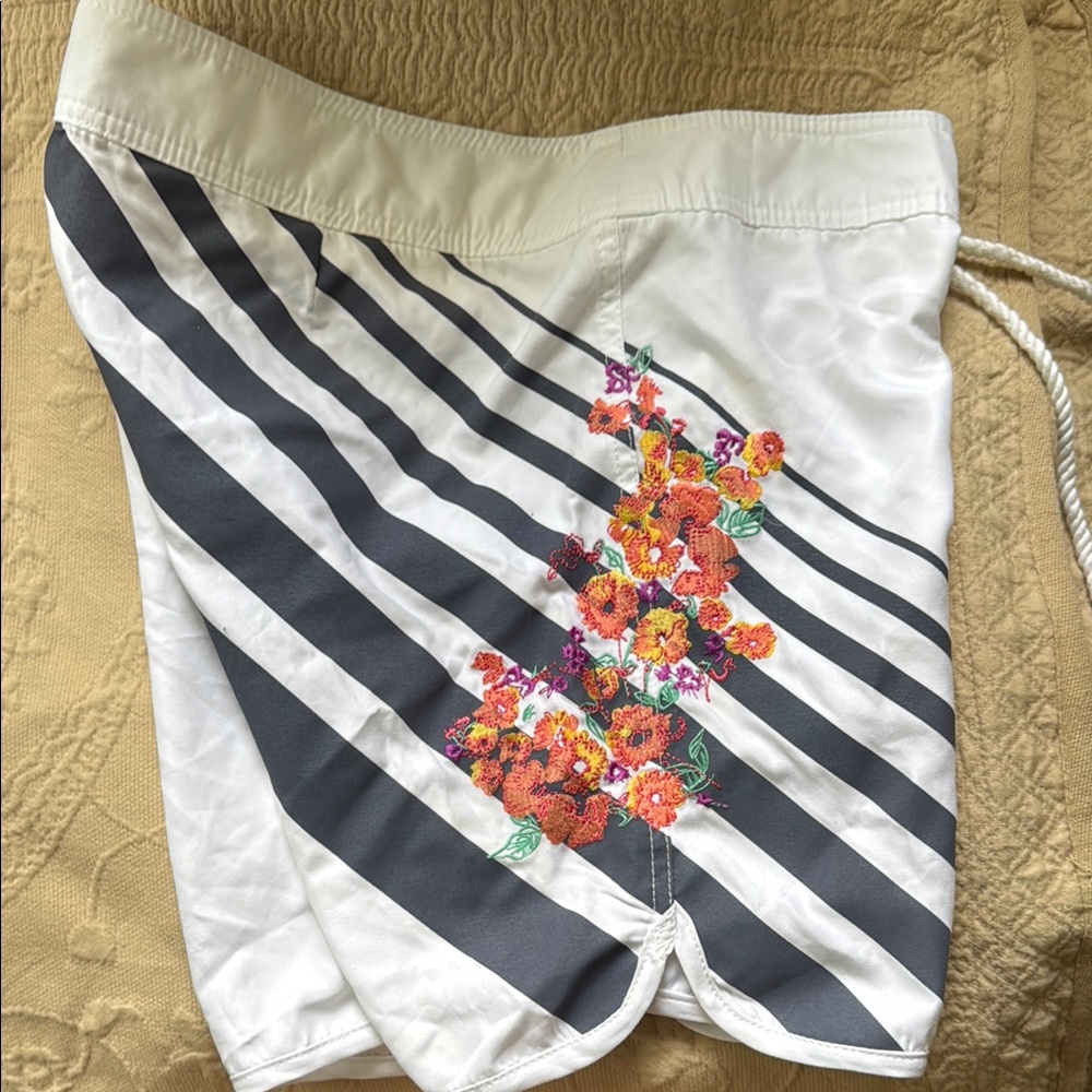 O'Neill Black and White Board Shorts Dynamic Design - Picture 4 of 5